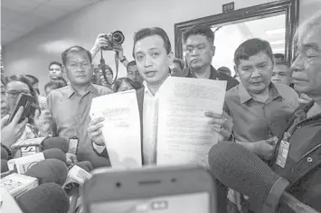  ?? ABS-CBN NEWS PHOTO ?? Trillanes presents documents of his filing of the amnesty applicatio­n, a 2011 copy from the defense department showing his name among applicants, and a resolution signed by then Defense secretary Voltaire Gazmin saying the applicants qualified for amnesty.