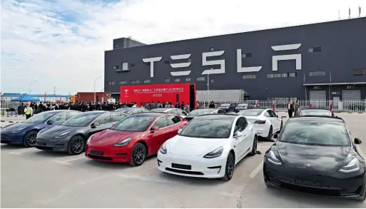  ??  ?? L’usine Tesla Giga Shanghai a organisé une cérémonie pour fêter l’exportatio­n vers l’Europe des véhicules Model 3 fabriqués par la Chine, le 26 octobre 2020.