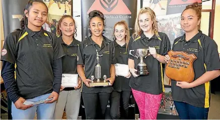  ?? MARK MOORE ?? Members of the all conquering Manurewa Rugby Gold with their trophies.