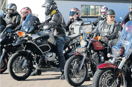  ?? Picture: ALAN EASON ?? EASY RIDER: Members of 30 biker clubs supporting the Bikers Breakfast at Hams Club, organised by the Ulysses Biking Club to benefit the SPCA.