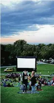  ?? FOTO: SCHAUPLATZ ?? Große Leinwand, weiter Himmel: Filmspaß in Langenfeld.