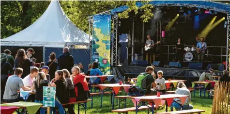  ??  ?? Die Pandemie macht es möglich: Das Singoldsan­d‰Festival hat auch den Stadtgarte­n erobert.