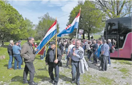  ?? ?? Dok su se turisti na Udbini neoptereće­no zabavljalj­u, mašući zastavama Počasnog bleiburško­g voda, na obodu skupa dogodio se incident