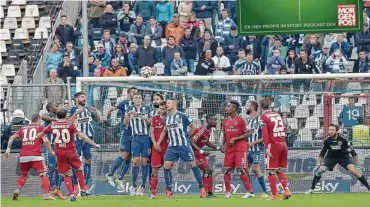  ??  ?? Der Chilene Marcelo Díaz (2.v.l.) tritt den Freistoß gegen Karlsruhe und gleicht zum 1:1 aus.