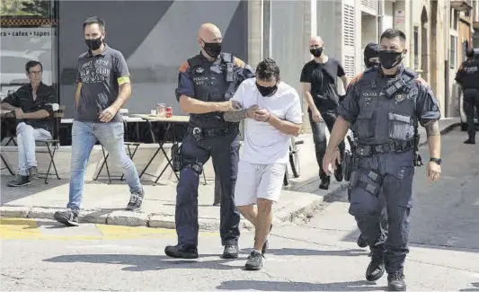  ?? ACN ?? Un dels tres agents arrestats (de blanc) és traslladat a declarar davant el jutjat de Santa Coloma de Farners, on s’instrueix el cas.