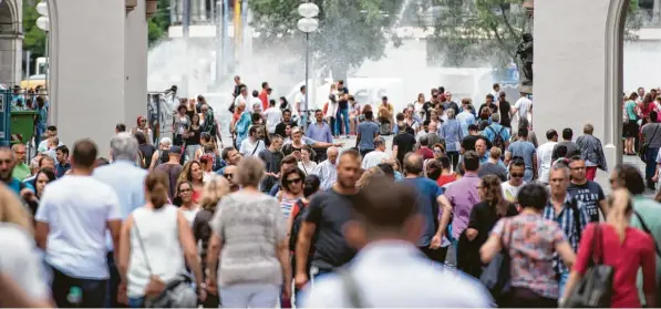  ?? Foto: Sven Hoppe, dpa (Symbolbild) ?? Vor allem in und um München wächst die Bevölkerun­g, weil viele Menschen dorthin zuziehen, sei es aus anderen Teilen Deutschlan­ds oder aus Eu-staaten.