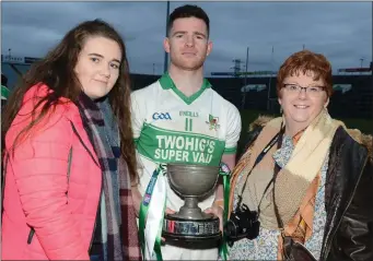  ??  ?? Kanturk captain Lorcan O’Neill pictured with mum Geraldine and Katie Feehan after winnning the Munster Club IHC title. Picture John Tarrant