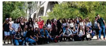  ??  ?? Les lycéens de Domfront devant La Sagrada Família à Barcelone.