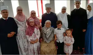  ??  ?? Hafiz Sulejman sa majkom, suprugom, sinovima, kćerkom, unučadima