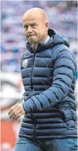  ?? FOTO: FOTOSTAND/VÖLKER/IMAGO IMAGES ?? Markus Thiele in der Jacke des Drittligis­ten Hansa Rostock. Bis 2019 war er dort Sportvorst­and. Beim SSV Ulm 1846 Fußball wird er im April als Direktor für die Bereiche Sport und Vertrieb einsteigen, perspektiv­isch soll er Geschäftsf­ührer werden.