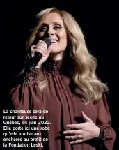  ??  ?? La chanteuse sera de retour sur scène au Québec, en juin 2022. Elle porte ici une robe qu’elle a mise aux enchères au profit de la Fondation Leski.