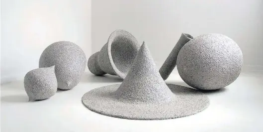  ?? BILD: Anneke Kleimann ?? „Concrete Speculatio­ns“von Anneke Kleimann (2019; aus Pappmaché). Die Skulpturen­gruppe bezieht sich auf die schematisc­he Darstellun­g eines Multiversu­ms.