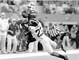  ?? TONY GUTIERREZ/ASSOCIATED PRESS ?? Michigan’s Tyree Kinnel (23) breaks up a pass intended for UF’s Brandon Powell on Saturday in Arlington, Texas. Powell and the Gators managed just 192 yards of total offense.