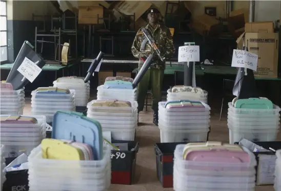  ?? FOTO: EPA/DAI KUROKAWA ?? SPäND VäNTAN. Polisen vaktade över de valurnor som skulle köras ut till vallokaler­na i huvudstade­n Nairobi.