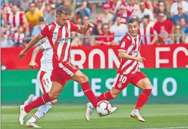  ??  ?? Stuani y Borja García, durante un partido del Girona la pasada campaña.