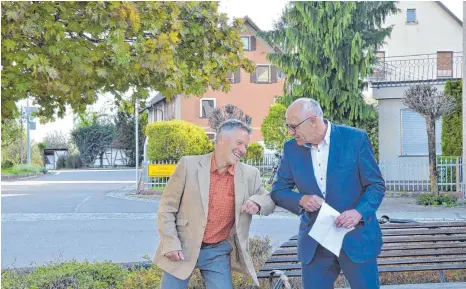  ?? FOTO: JULIA FREYDA ?? Josef Schill (rechts) gratuliert Jochen Currle mit dem sogenannte­n Ellenbogen-Bump zum Wahlerfolg.