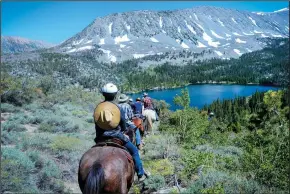  ?? CHRISTOPHE­R REYNOLDS/LOS ANGELES TIMES ?? Guests and packers from Rock Creek Pack Station start their ride back to the station from Davis Lake.