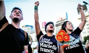  ?? — Gambar Reuters ?? SEORANG wanita (tengah) menjerit sewaktu demonstras­i untuk memperinga­ti ulang tahun pertama pembunuhan Franco, di Buenos Aires, Argentina pada Khamis.