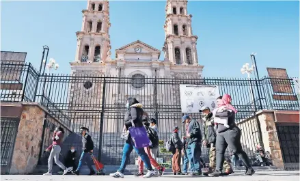  ??  ?? Fieles Acudieron ayer a misa en la Catedral de Juárez