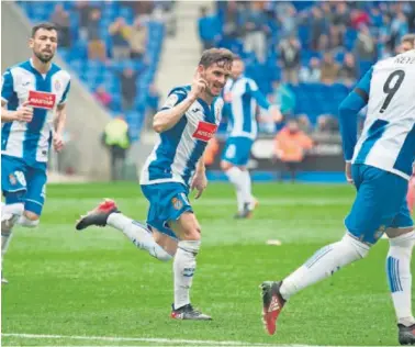  ??  ?? UN EQUIPO CON DUENDE. Pablo Piatti celebra el 2-1, que decantó definitiva­mente el partido.