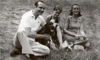  ?? (Photo doc G.Casties) ?? Le couple Chirac à Auron, en , avec sa fille Claude,  ans alors. Laurence, la fille aînée tombée gravement malade, disparaitr­a des photos d’un couple soucieux de la préserver.