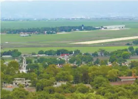  ??  ?? Entre las acciones que debe implementa­r la Sedena en Santa Lucía destacan la presentaci­ón de programas para el uso sustentabl­e del agua, así como un plan para reforestar y restaurar el suelo.