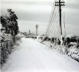  ?? FOTO: WIKIPEDIA ?? Vikten av snö och is fick telefonled­ningarna av koppar att kollapsa
■ under den exceptione­lla engelska vintern 1962-1963. Bilden från East Dundry Lane, Somerset.