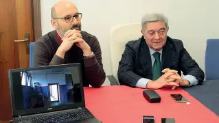  ?? (Biasioli) ?? L’addio Dalle parole dell’assessore Paulon (in alto a sinistra) le dimissioni del presidente rossoblù Zambelli (a destra) che ieri ha passato la guida dei Bersaglier­i al vice Azzi (a sinistra). Il primo cittadino Bergamin ha preso atto