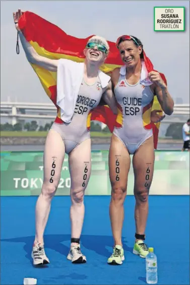  ??  ?? Susana Rodríguez y su guía, Sara Loehr, celebran su aplastante triunfo en el triatlón de Tokio 2020.