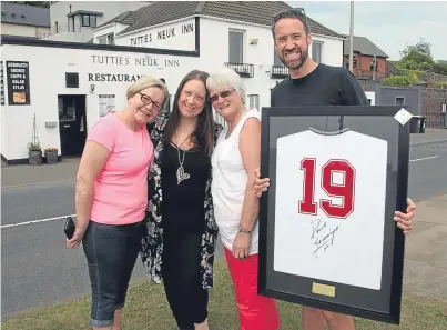  ?? Picture: Wallace Ferrier. ?? From left: Tutties Neuk landlady Carol Shand, Ainsley Swankie, Elspeth Fyfe and Craig Fyfe with the signed Paul Gascoigne shirt.