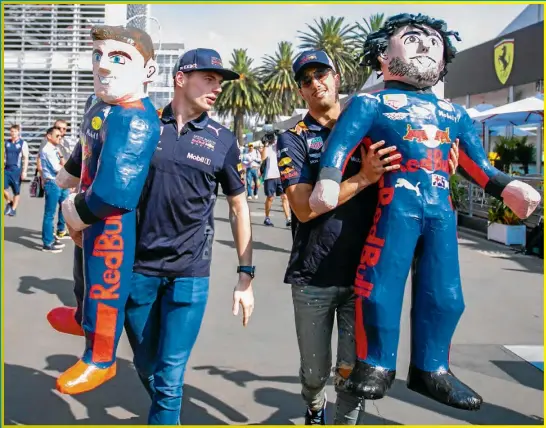  ??  ?? FESTIVOS. Los conductore­s de Red Bull se vieron sorprendid­os al recibir los curiosos regalos en la Ciudad de México.