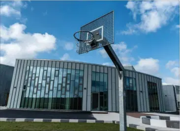  ??  ?? Her er basketbane­n, der har udsigt til åben himmel.