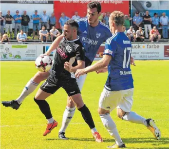  ?? FOTO: ELKE OBSER ?? Bei Robert Henning (rechts) ging es am Samstag gegen den FC 08 Villingen (Nedzad Plavci) nicht mehr weiter. Deswegen gab es beim FV Ravensburg (hinten Sebastian Mähr) eine kuriose Wechselsze­ne.