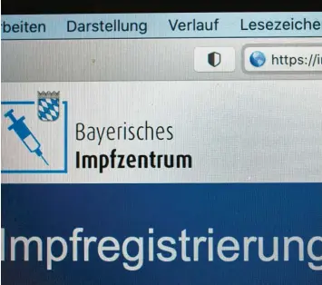  ??  ?? Mit der Online‰Registrier­ung für einen Impftermin haben viele Senioren Probleme.