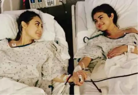  ??  ?? Gomez (kanan) berkongsi gambar memegang tangan Raisa dari katil hospital kepada 126 juta pengikutny­a di laman sosial Instagram, baru-baru ini.
