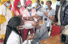  ?? REUTERS ?? A health worker receives a dose of coronaviru­s vaccine in Dakar, Senegal on Wednesday.