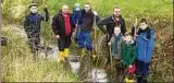  ??  ?? Beim Dorfputz in Oberndorf wurde am Wochenende auch der Bachlauf gereinigt Foto: Peter Hansen