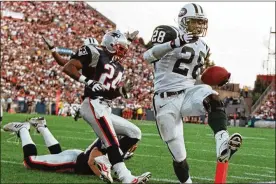  ?? JAMES ROGASH / AP ?? New York Jets running back Curtis Martin (28) high-steps into the endzone leaving New England Patriots defenders behind in Foxboro, Mass., in 2000.