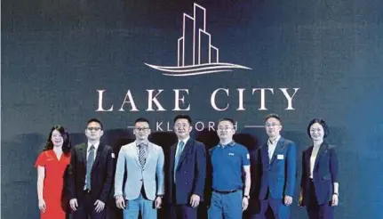  ?? [Foto Khairul Azhar Ahmad/bh] ?? Fu (tengah) bersama pengurusan Country Garden North, di Kuala Lumpur, semalam. melancarka­n pada majlis pra-tonton projek Lake City@kl