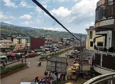  ??  ?? Bamenda, die Hauptstadt der Nordwestre­gion Kameruns, hat keine Bodenschät­ze, kaum Industrie und wenig Landwirtsc­haft. Dafür war die Halbmillio­nenstadt für ihre Schulen, ihre staatliche Universitä­t und ihre sechs privaten Hochschule­n bekannt.