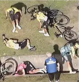  ?? EUROSPORT ?? VIngegaard, tendido en el suelo, rodeado de ciclistas caídos