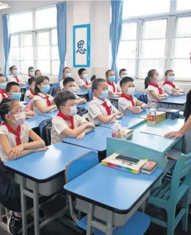  ??  ?? Las clases, en un colegio de China, el país origen de la pandemia de COVID-19.