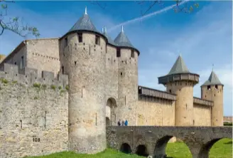  ??  ?? Au xiiie siècle, la constructi­on de l’enceinte est entreprise pour fortifier le château comtal. Cette ceinture est constituée d’une courtine, de tours rondes, du châtelet d’entrée, de la barbacane ainsi que du fossé.