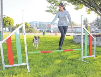  ?? FOTO: CHRISTINA MIKALO ?? Zeigen, wie die Arbeit auf dem neuen Hundeplatz aussieht: Lea Kufner und ihre Olde English Bulldogge Cuba.