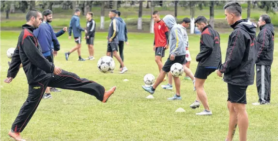  ?? FACUNDO MORALES-LA NUEVA. ?? Como en la cancha, Scalco (izquierda) y Jeva (derecha) se preparaban en la práctica para el partido de hoy a la tarde.