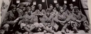  ??  ?? I nostri militari In alto, prigionier­i di guerra italiani negli Usa (fonte: Weber State University). Qui sopra, una foto di gruppo dei nostri soldati: al centro c’è Bruno Dalla Lana