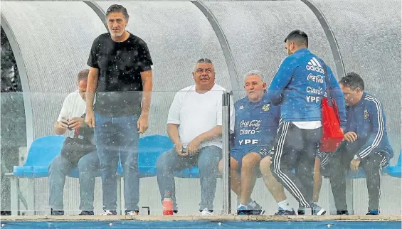  ?? AP ?? Pudieron relajarse. El presidente de la AFA, Claudio Tapia, junto al mánager de la Selección, Jorge Luis Burruchaga, ayer en la práctica.