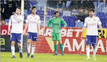  ??  ?? HUNDIDOS. Suzuki acaba de marcar el gol del triunfo ante la desolación de todo el Zaragoza.