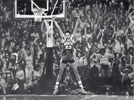  ?? JOURNAL SENTINEL FILES ?? North Division High School center Lawrence Ingram and the school's fans celebrate late in the Blue Devils' emotional championsh­ip win in March 1980.