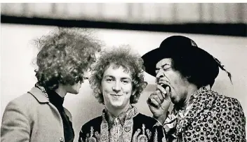  ?? FOTO: LINDA MCCARTNEY ?? Linda McCartney bekam die späteren Stars vor die Linse, lange bevor sie berühmt waren (v.l.): Noel Redding, Mitch Mitchell und Jimi Hendrix im Jahr 1976.